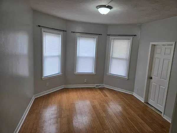 3 bed, 900 sqft, $2,500 — Photo 4