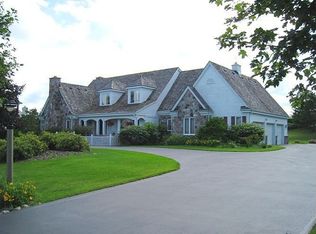 10533 N Manor Cir, Mequon, WI 53092