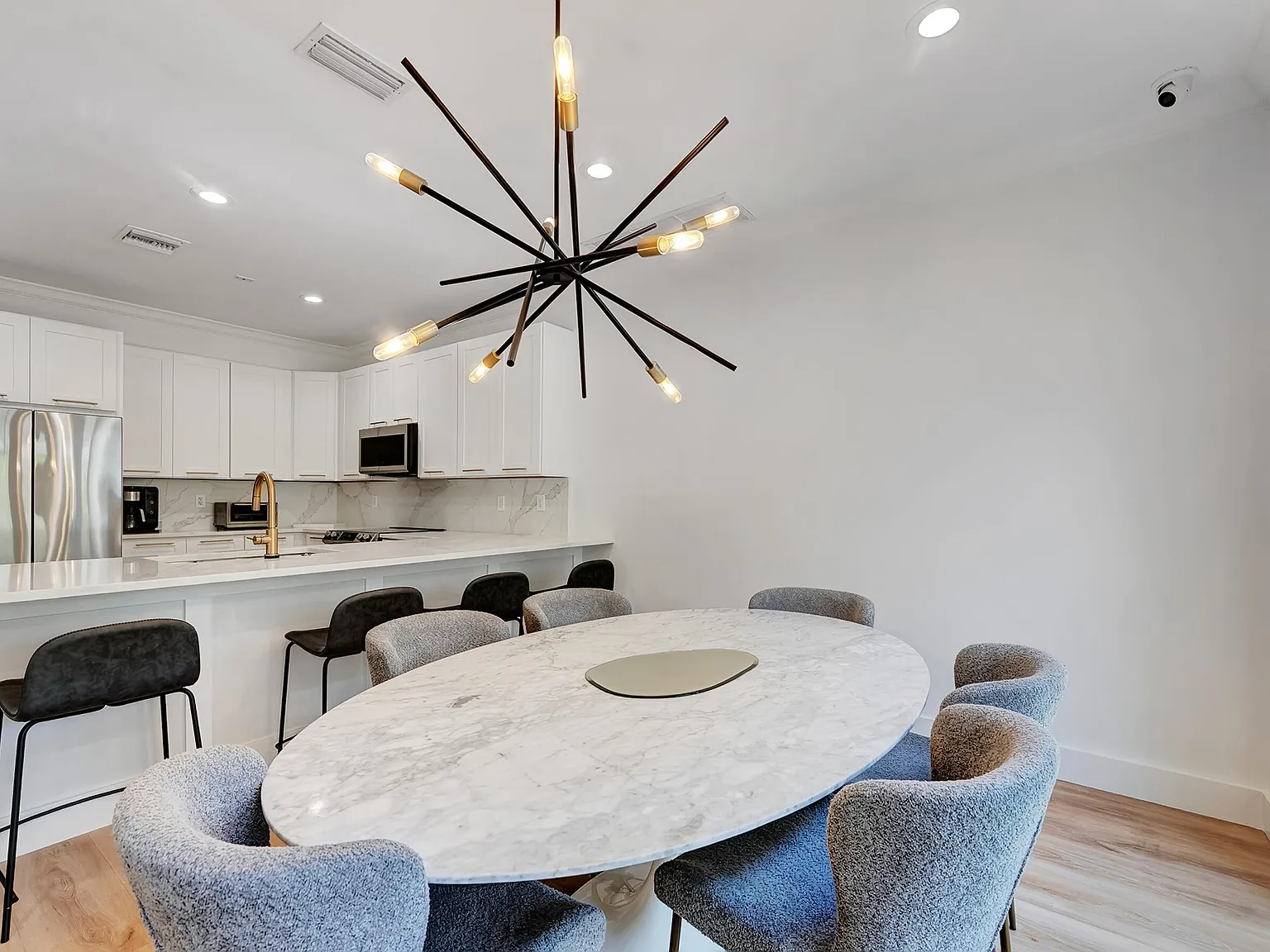 2 bed, 2.5 bath, 1918 sqft, $8,000 — Photo 4