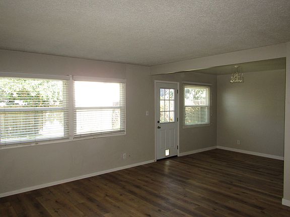 3rd image of 1101 E Peach Ave