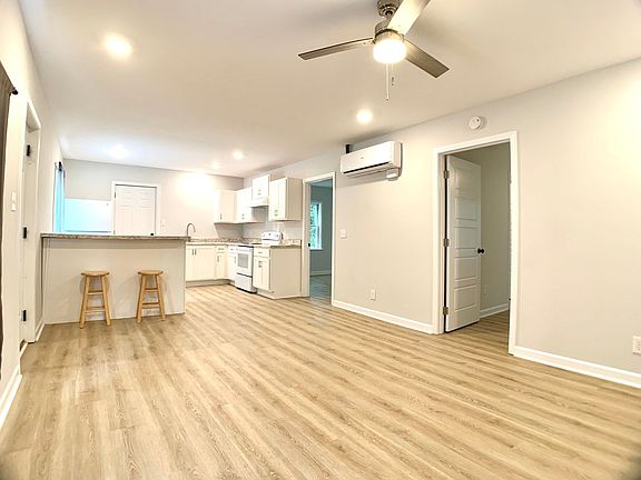 3rd image of 1624 Golf Club Ln APT C