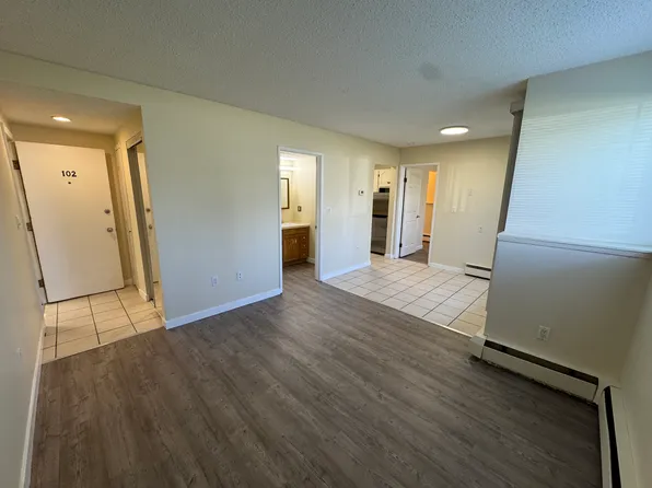 4339 73rd St NW #102, Calgary, AB T3B 2M2