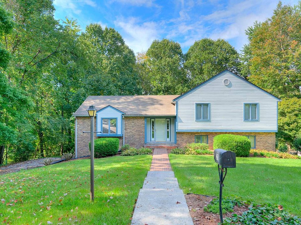 1st image of 211 Pine Dr