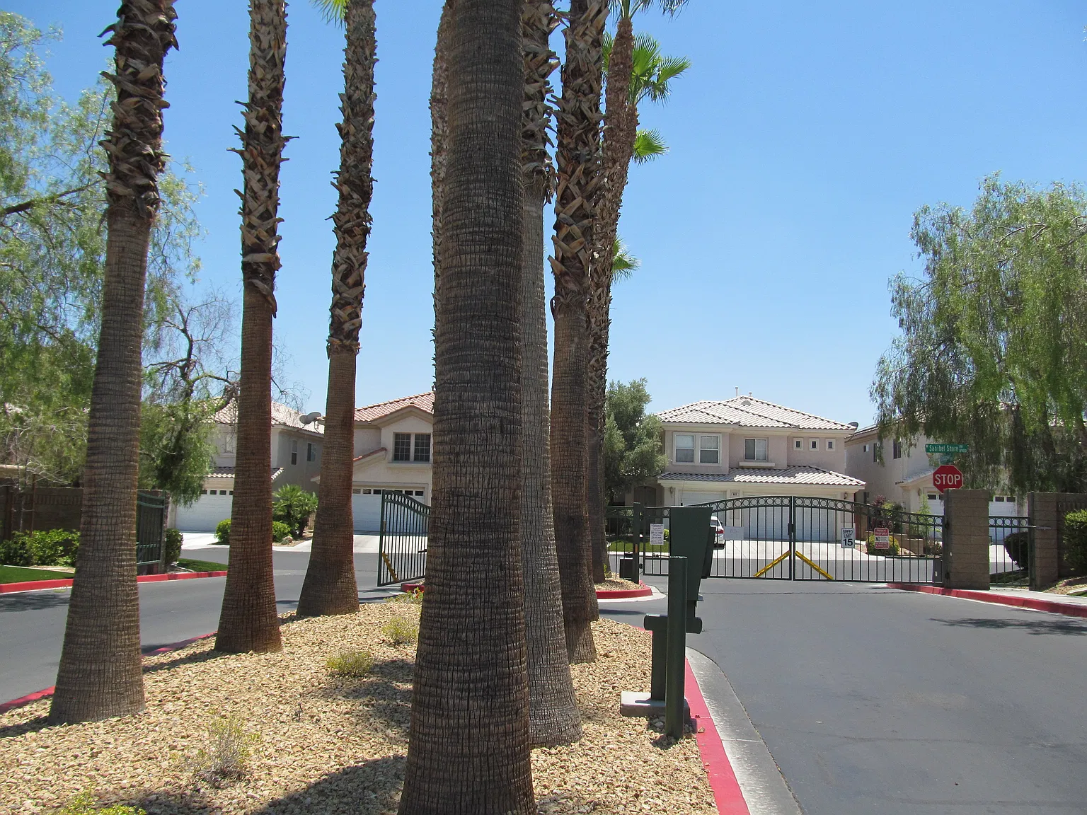 4 bed, 2.5 bath, 2358 sqft, $2,300 — Photo 2