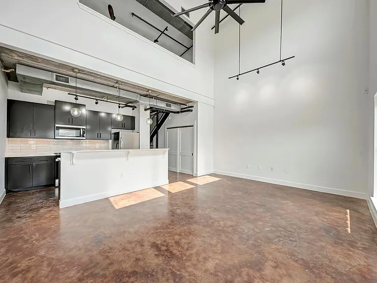 807 E 14th St #305 — Photo 22