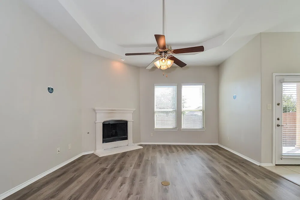 3 bed, 2.0 bath, 2013 sqft, $2,345 — Photo 4