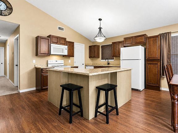 5th image of 819 Hidden Oaks Dr