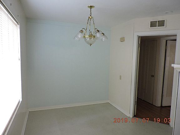 Dining area, 9' x 10'