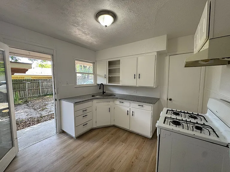 402 N Jefferson St — Photo 9