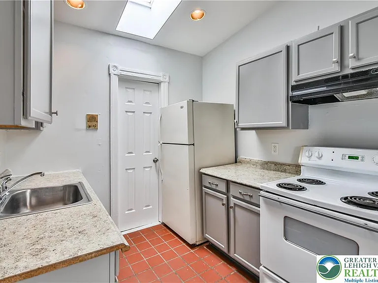 39 N 11th St #C — Photo 13