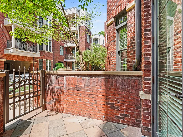 2810 Selwyn Ave #124 — Photo 22