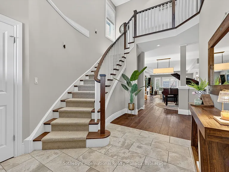 36 Kayla Cres — Photo 6