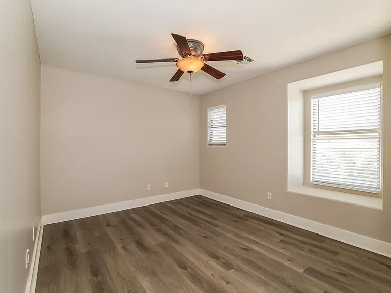 1146 E Hampton Ln — Photo 13