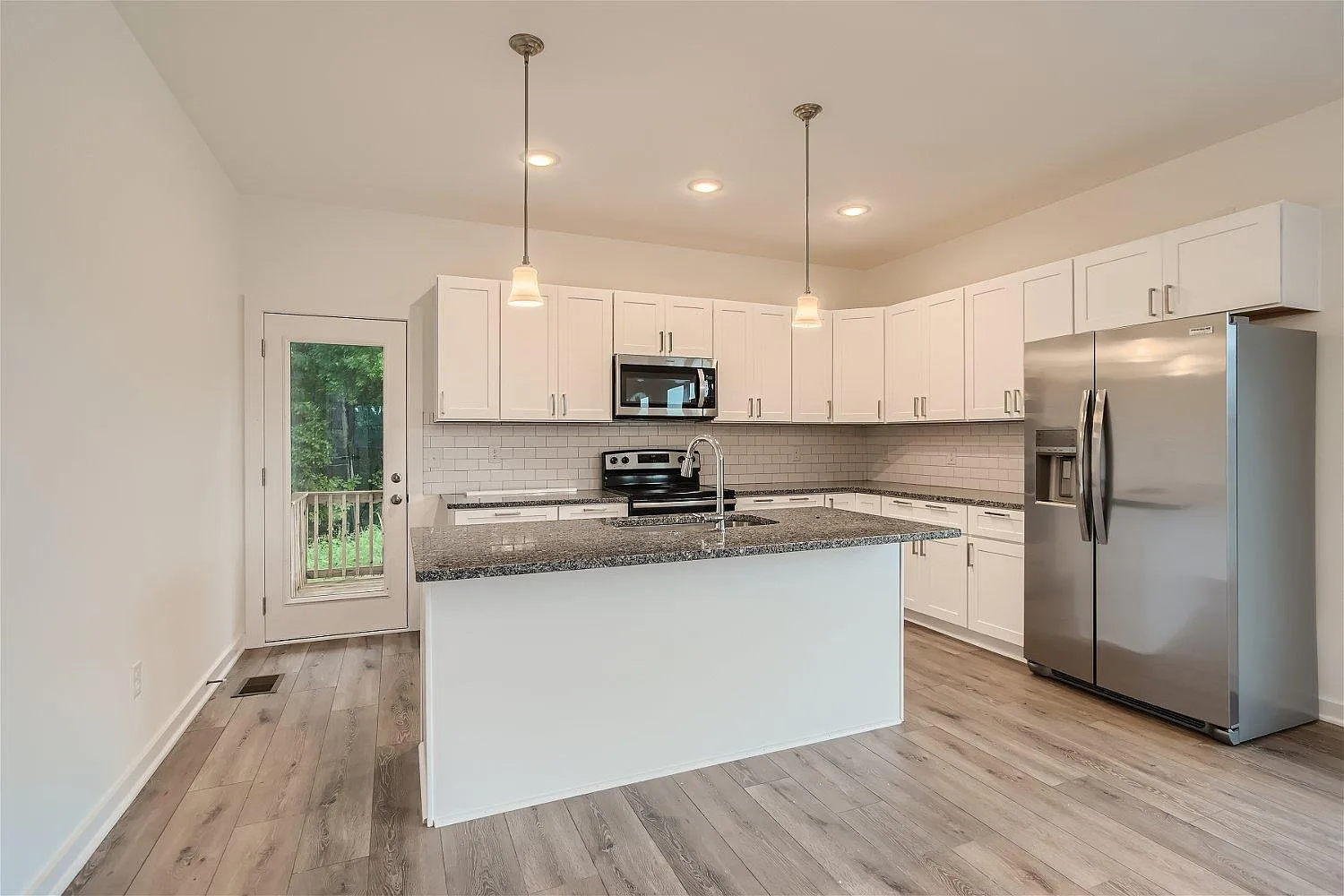 3 bed, 2.5 bath, 1940 sqft, $2,450 — Photo 4