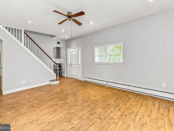 4th image of 480 N Main St