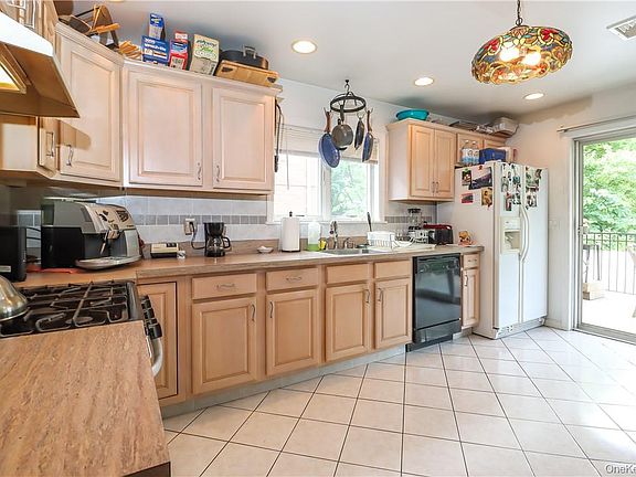 5th image of 1078 Midland Avenue