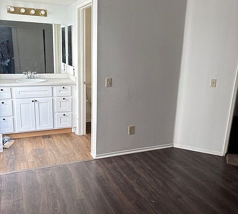 4th image of 22917 Pahute Dr
