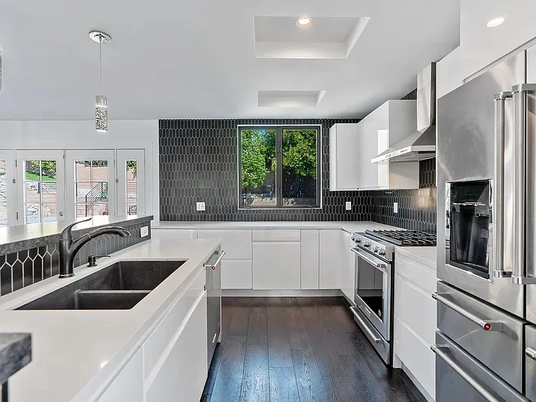 13940 Bermax Ave — Photo 43