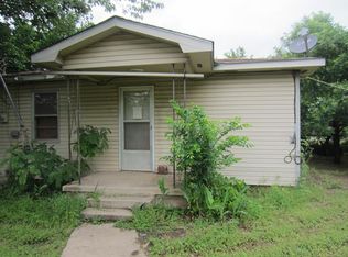 614 8th St, Snyder, OK 73566