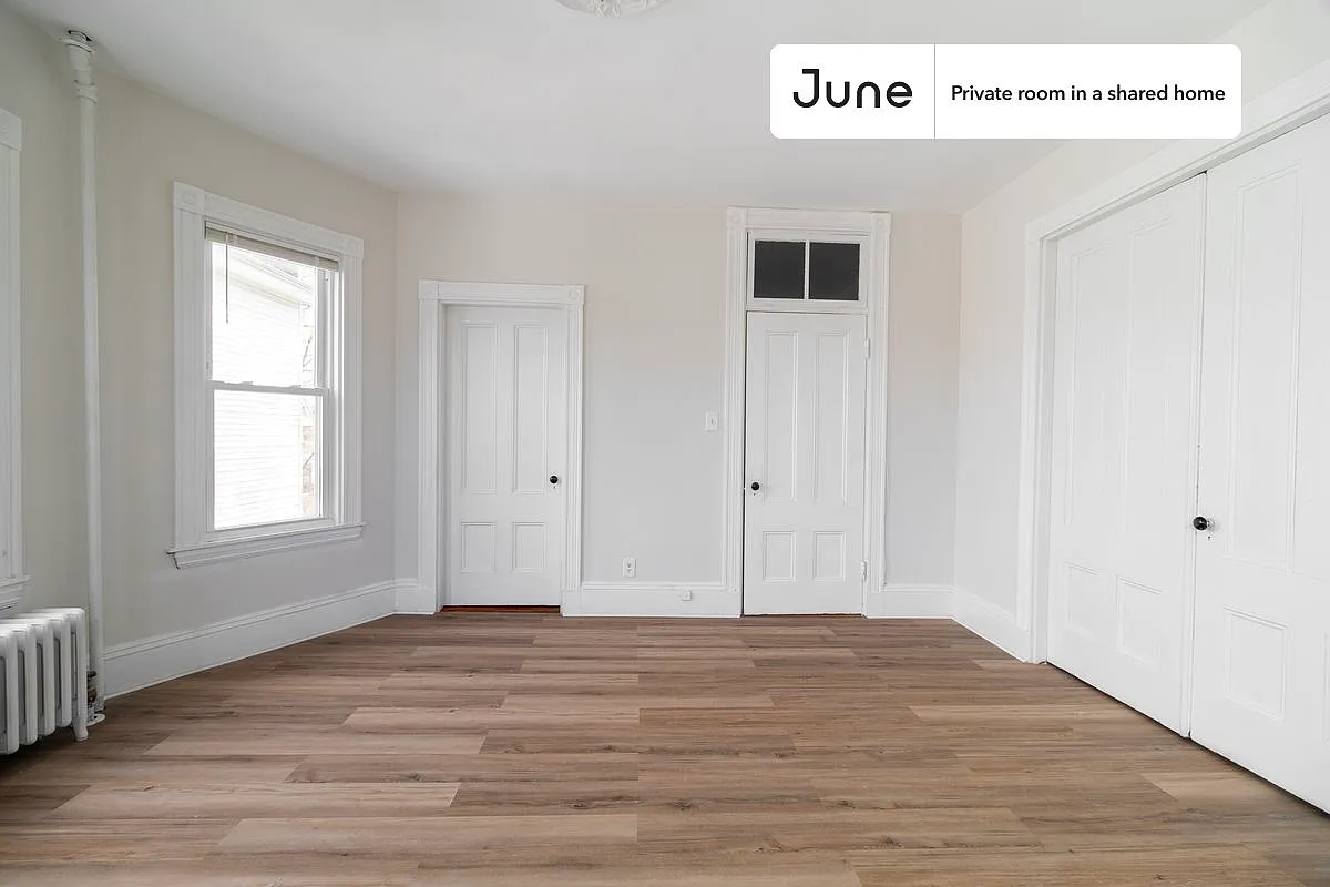 Queen bedroom in 3 bed/1 bath home in Fort Hill #1851 C — Photo 3
