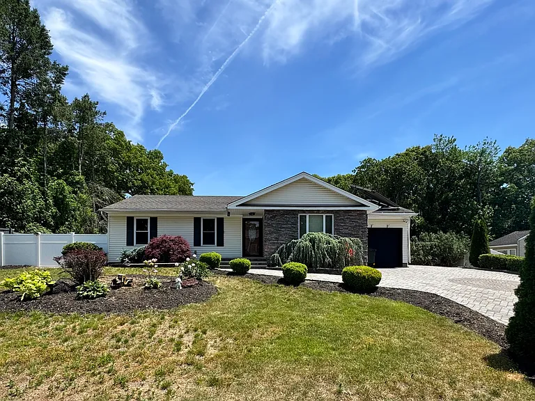 143 N Summit Ave — Photo 1