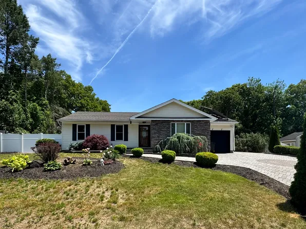 143 N Summit Ave, Patchogue, NY 11772