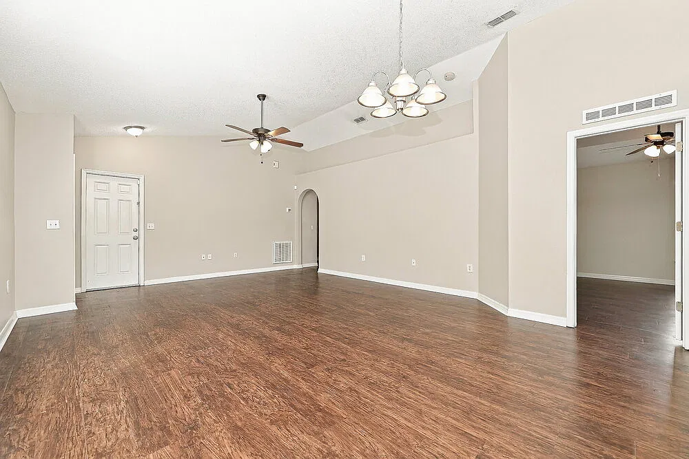 3 bed, 2.0 bath, 1292 sqft, $1,900 — Photo 4