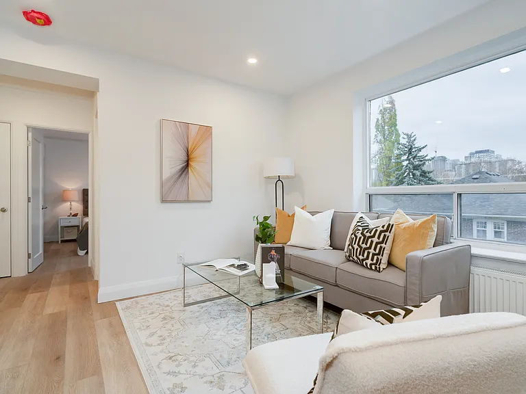 2707 Yonge St — Photo 3