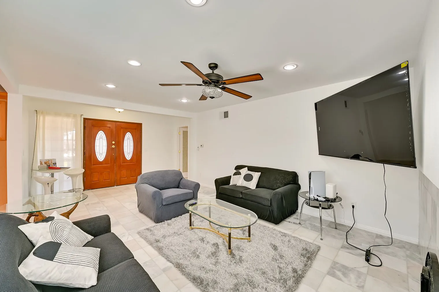 3 bed, 2.0 bath, 1291 sqft, $8,128 — Photo 2