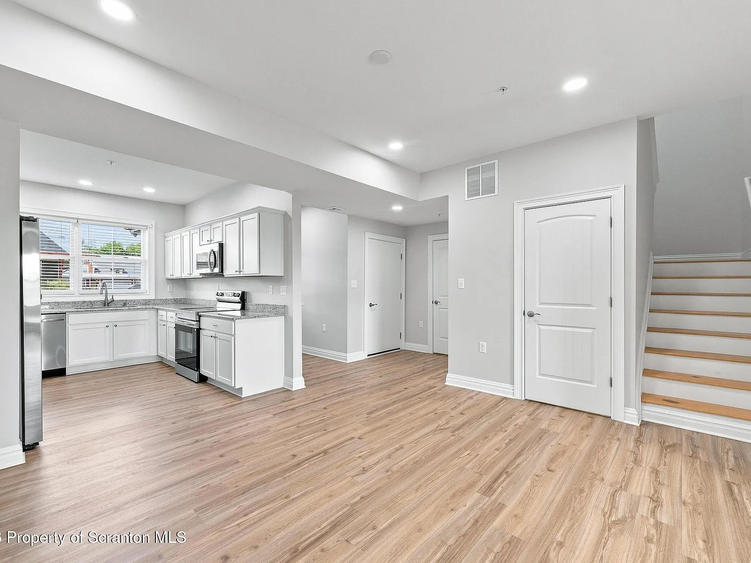 3 bed, 2.5 bath, 2300 sqft, $3,800 — Photo 3