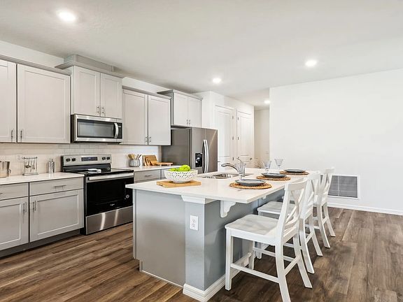 3rd image of 821 W Victoria Cir