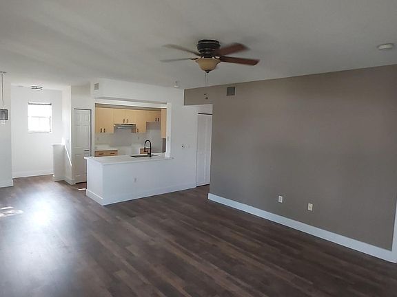 4th image of 2403 Centergate Dr
