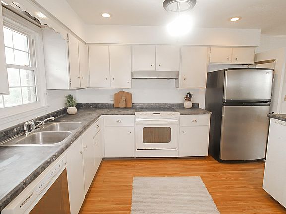 2nd image of 209 Bel Air Dr