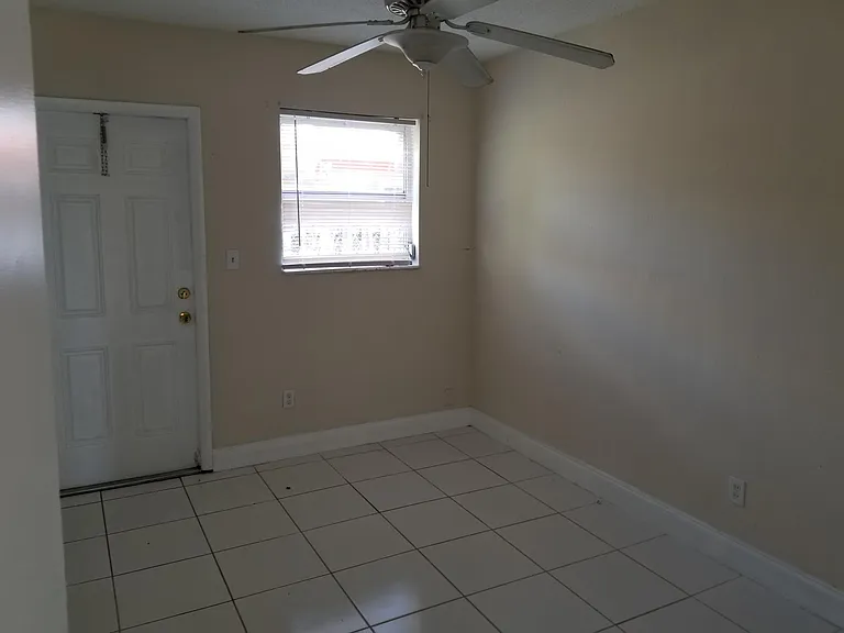 1431 SW 44th Ter — Photo 4
