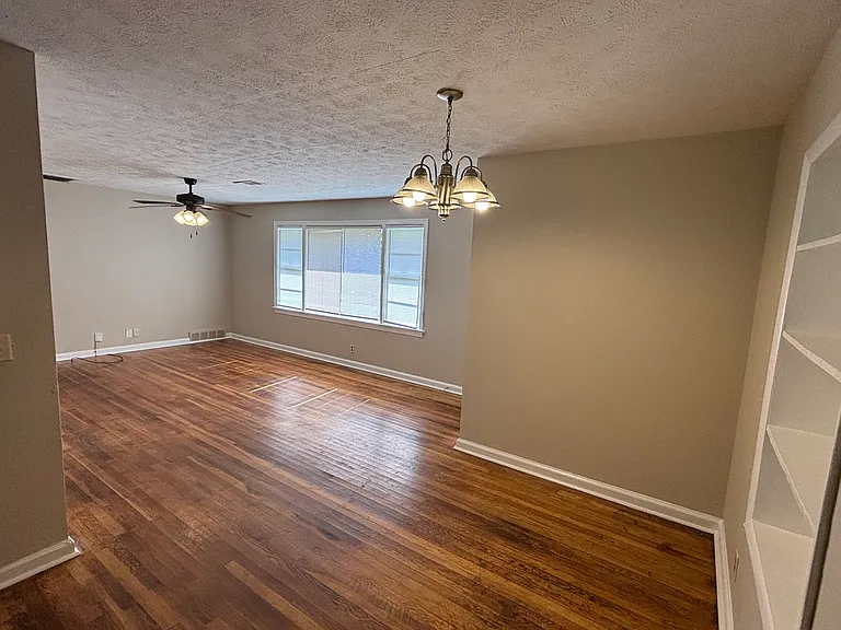2673 Fernwood Ave — Photo 2
