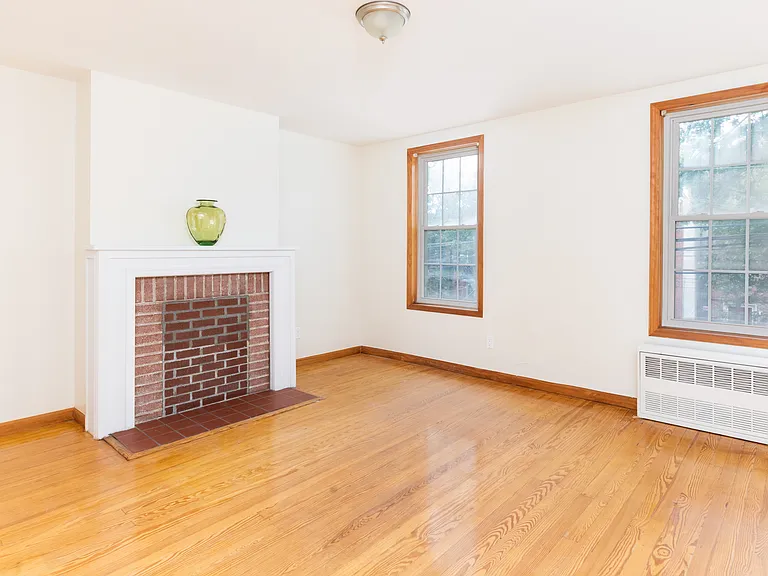 20-32 41st St #2 — Photo 4