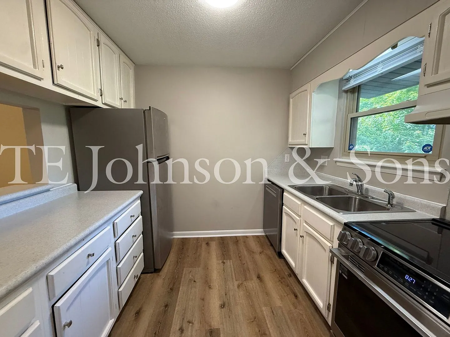 2-Bedroom Raintree Rental with Balcony, Pool & Water Included — Photo 4