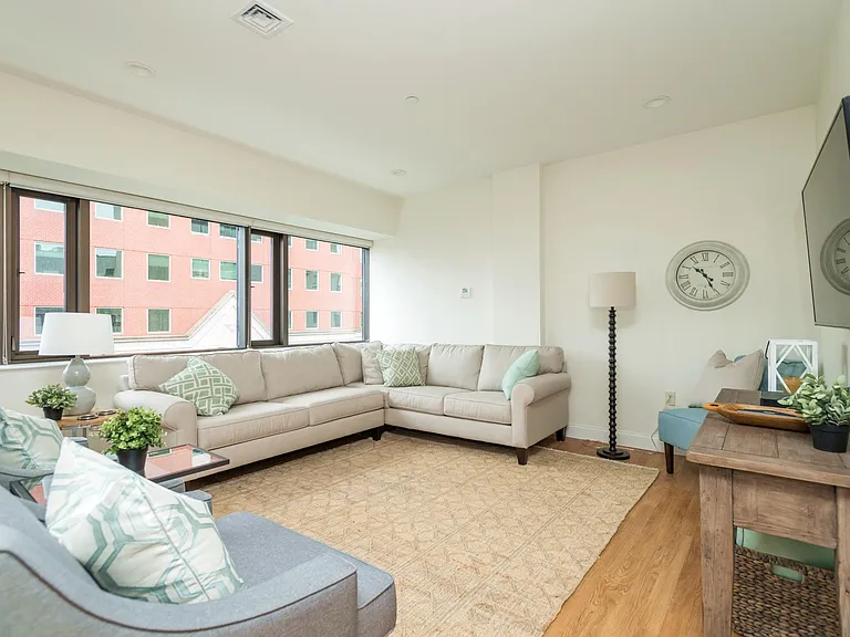 Red Oak at 875 Elm Street — Photo 13