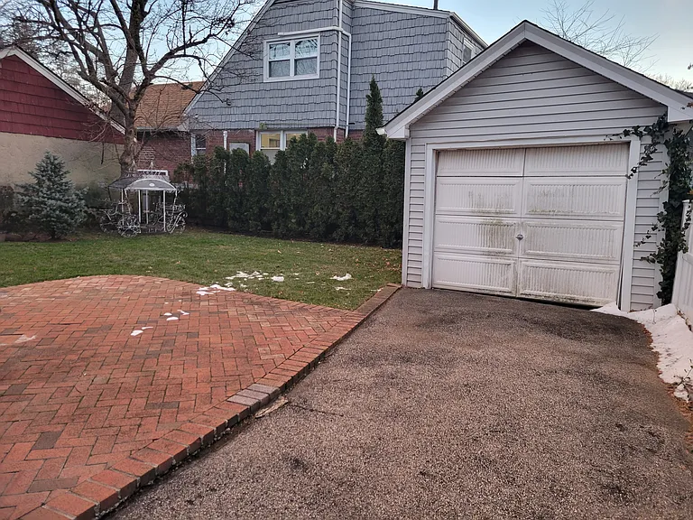 Locust St — Photo 20