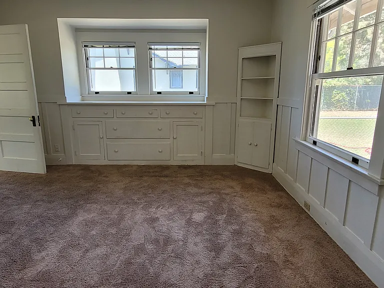 FORMAL DINING ROOM. CAN BE USED AS 3RD BEDROOM
