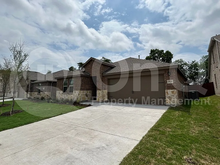 3920 Glastonbury Rd — Photo 3