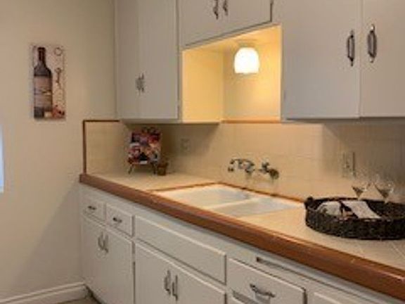 2nd image of 1137 E Lexington Ave