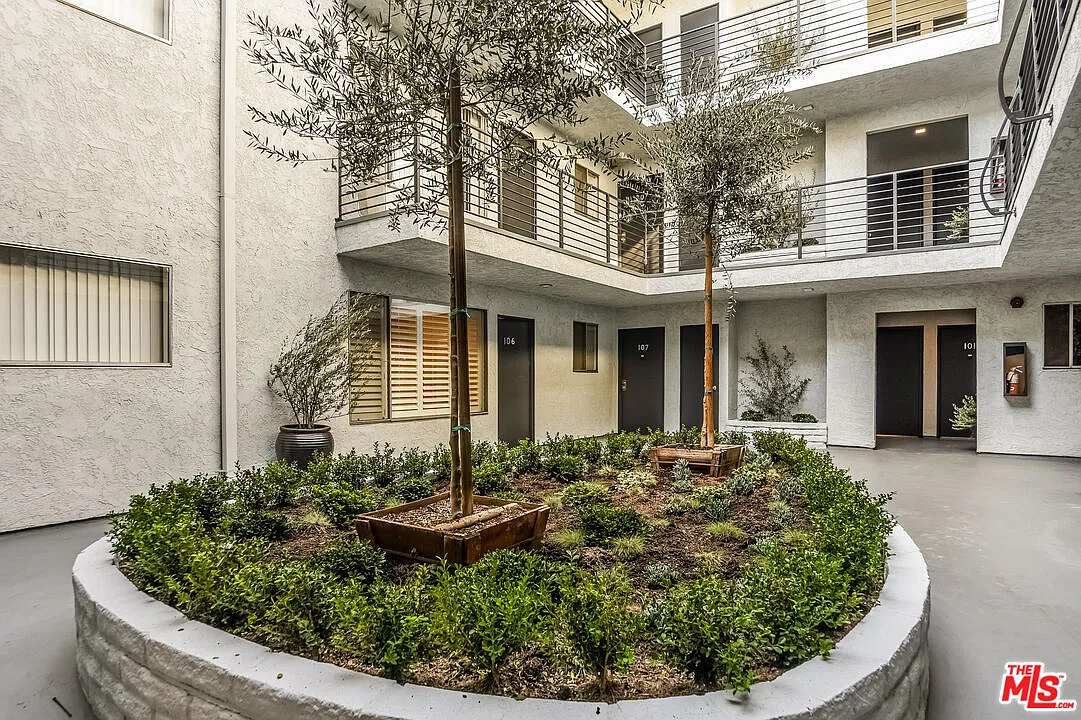 2 bed, 2.0 bath, 1100 sqft, $4,450 — Photo 4