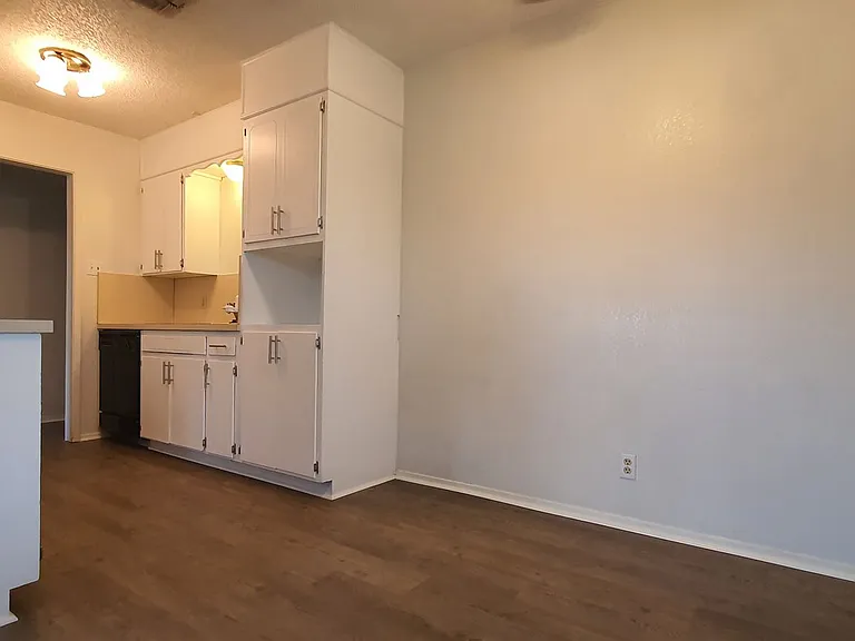 2922 N Oakes St — Photo 12
