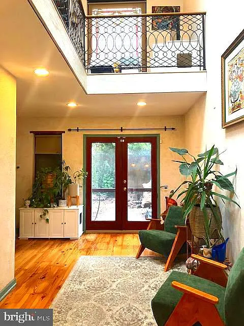 2 bed, 2.0 bath, 1975 sqft, $2,500 — Photo 2