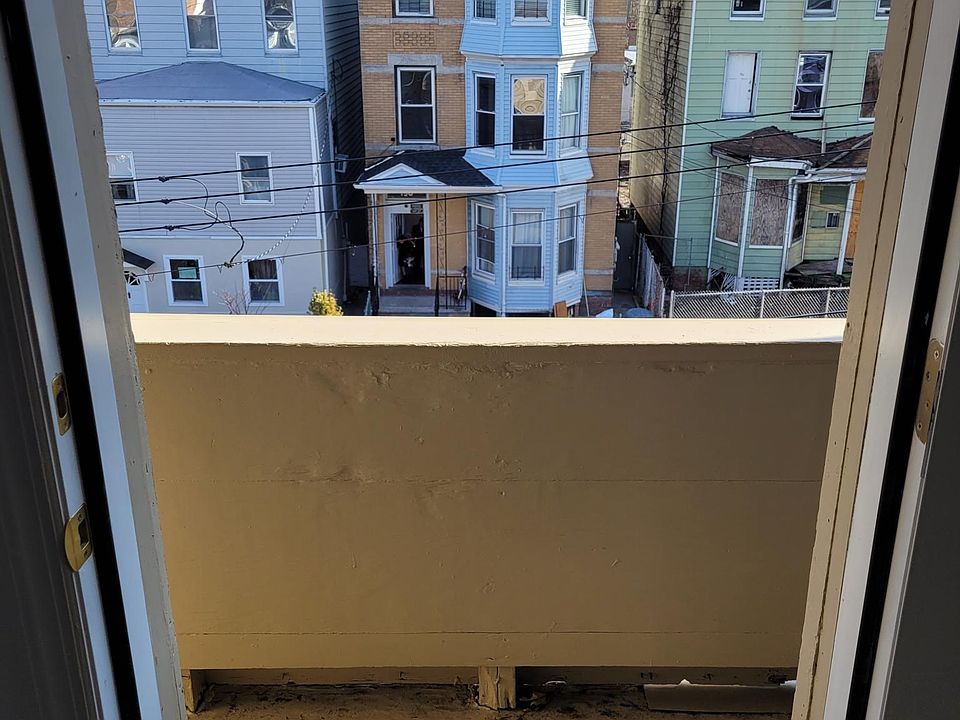 1st image of 15 Hawthorne Ave Floor 3