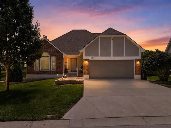 1306 SW Stonecreek Dr, Blue Springs, MO 64015