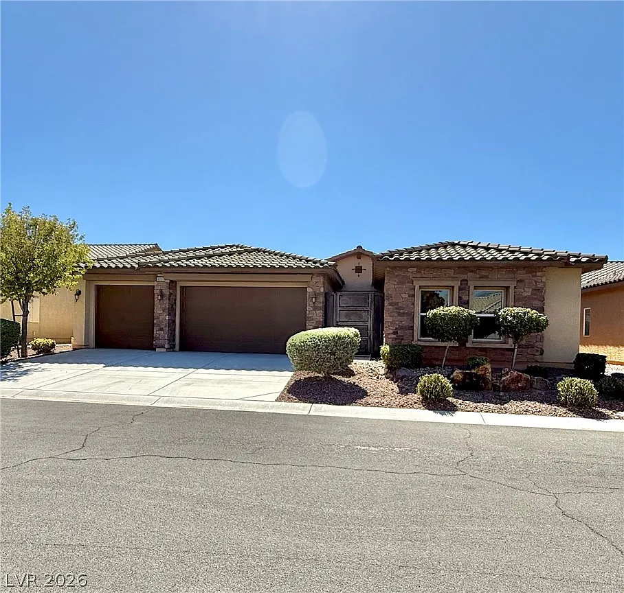 3 bed, 2.0 bath, 2083 sqft, $2,000 — Photo 1