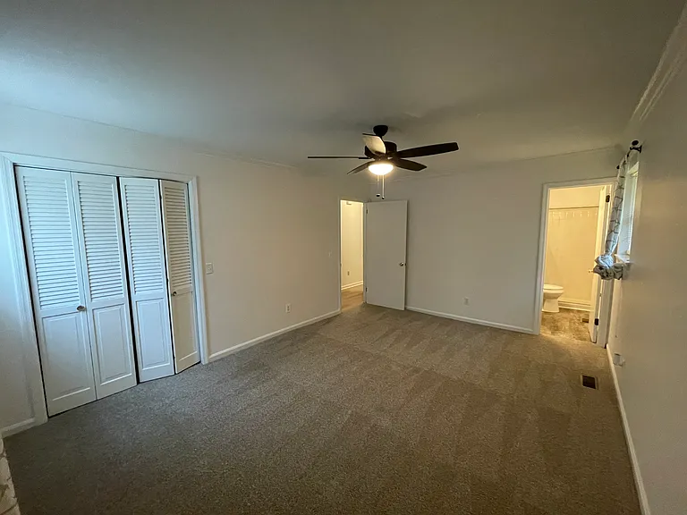 Master Bedroom (with en-suite bathroom)