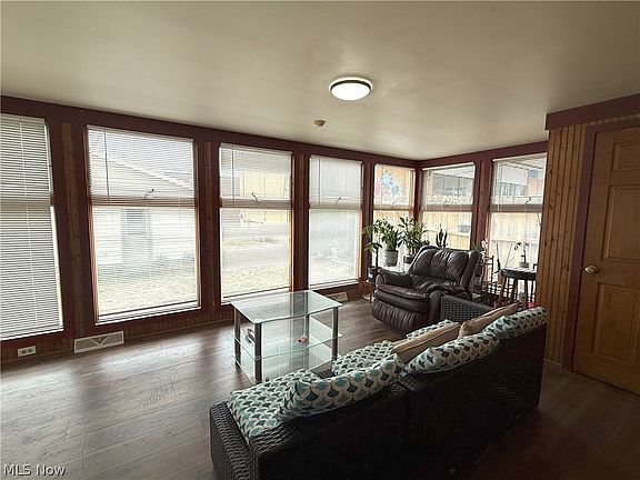 5th image of 713 Trenton St